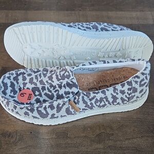 Hey Dude Size 6 NEW Women's Slip-Ons in Grey Cheetah Pattern